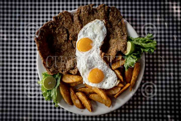 Romina y su milanesa «La Mano De Dios»